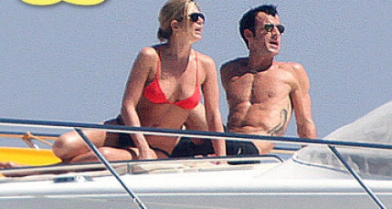 Jennifer Aniston : en bikini sur un yacht ...