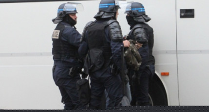 Bron : un homme tue sa femme à coups de couteau et tire sur un policier Bron : un homme tue sa femme à coups de couteau et tire sur un policier