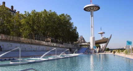 Opération piscine improvisée pour les riverains contre la hausse des prix de la piscine du Rhône Opération piscine improvisée pour les riverains contre la hausse des prix de la piscine du Rhône