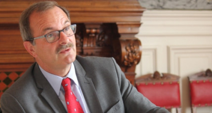 Le pr&eacute;fet du Rh&ocirc;ne s'est fractur&eacute; la rotule