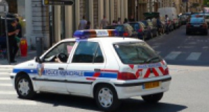 Lyon : un jeune sans permis percute une voiture de police Lyon : un jeune sans permis percute une voiture de police