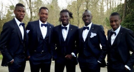 La bande à Gomis présente le nouveau smoking de l'Equipe de France La bande à Gomis présente le nouveau smoking de l'Equipe de France