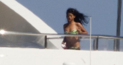 Rihanna : sur un yacht... Rihanna : sur un yacht...