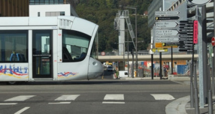 Le tram T1 à l'arrêt, deux fois Le tram T1 à l'arrêt, deux fois