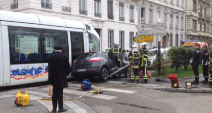 Lyon : un impressionnant accident de la route quai Claude Bernard ce jeudi Lyon : un impressionnant accident de la route quai Claude Bernard ce jeudi