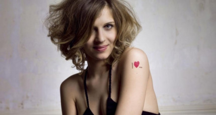 Amandine Bourgeois a des problèmes de voix ! Amandine Bourgeois a des problèmes de voix !