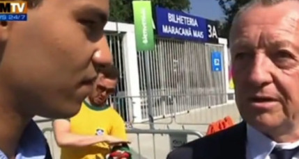 Coupe du Monde : le direct de BFMTV avec Jean-Michel Aulas perturbé par des saluts de la quenelle Coupe du Monde : le direct de BFMTV avec Jean-Michel Aulas perturbé par des saluts de la quenelle