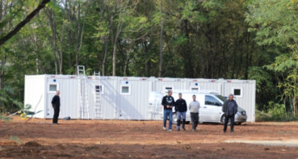 Oullins : les bungalows pour les Albanais commencent à être installés Oullins : les bungalows pour les Albanais commencent à être installés