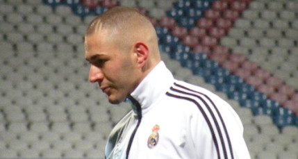 Karim Benzema opéré d’un kyste au genou à Lyon ce mardi Karim Benzema opéré d’un kyste au genou à Lyon ce mardi