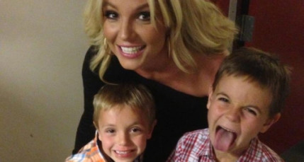 Britney invite ses fils dans le clip des Schtroumpfs ! Britney invite ses fils dans le clip des Schtroumpfs !