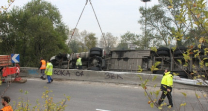 Un camion se couche sur une Nationale à Vaulx-en-Velin Un camion se couche sur une Nationale à Vaulx-en-Velin