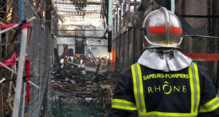 L’incendie de Corbas n’est toujours pas éteint L’incendie de Corbas n’est toujours pas éteint