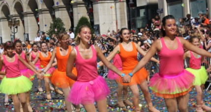 Le Défilé de la Biennale de la Danse de Lyon : entre "excellence et partage" Le Défilé de la Biennale de la Danse de Lyon : entre "excellence et partage"