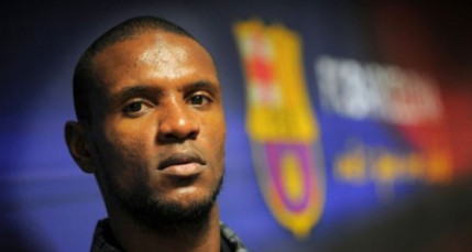 Eric Abidal fait son retour sur le terrain sous les applaudissements Eric Abidal fait son retour sur le terrain sous les applaudissements