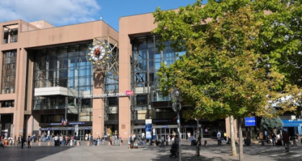 Déraillement d’un train à Brétigny : une minute de silence observée dans toutes les gares de France Déraillement d’un train à Brétigny : une minute de silence observée dans toutes les gares de France
