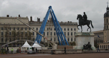 La Grande Roue en cours d’installation sur la Place Bellecour La Grande Roue en cours d’installation sur la Place Bellecour