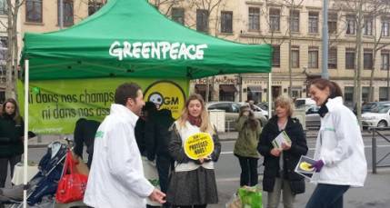 OGM : les militants de Greenpeace à la rencontre des Lyonnais OGM : les militants de Greenpeace à la rencontre des Lyonnais