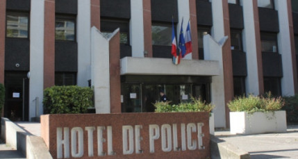 Bron : un homme s'exhibe devant les policiers lors de sa garde à vue Bron : un homme s'exhibe devant les policiers lors de sa garde à vue