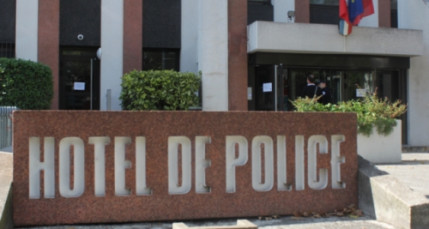 Grigny : un homme s’emporte et brise la porte de la Maison du Rhône Grigny : un homme s’emporte et brise la porte de la Maison du Rhône