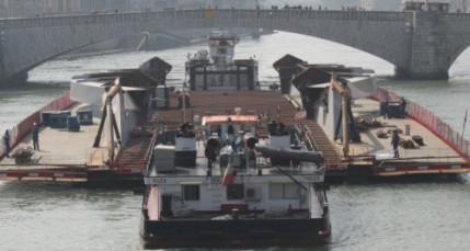 Lyon : pose de la premi&egrave;re trav&eacute;e du pont Schuman sur ses appuis ce jeudi
