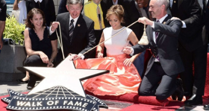 JENNIFER LOPEZ A SON ETOILE SUR HOLLYWOOD BOULEVARD JENNIFER LOPEZ A SON ETOILE SUR HOLLYWOOD BOULEVARD