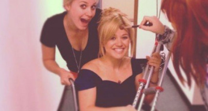Kelly Clarkson : la chanteuse est en fauteuil roulant !