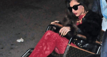 Lady Gaga toujours en chaise roulante ! Lady Gaga toujours en chaise roulante !