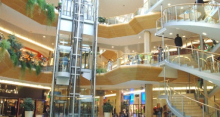 Lyon : ils agressent à coups de casque des clients du centre commercial de la Part-Dieu Lyon : ils agressent à coups de casque des clients du centre commercial de la Part-Dieu