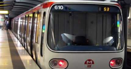 Un homme tombe sur les rails du métro A Un homme tombe sur les rails du métro A