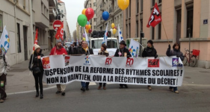 Rythmes scolaires : près de 500 personnes ont manifesté à Lyon Rythmes scolaires : près de 500 personnes ont manifesté à Lyon