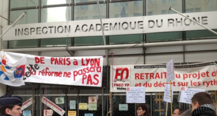 Une quarantaine d’enseignants s’est réunie jeudi devant le rectorat de Lyon Une quarantaine d’enseignants s’est réunie jeudi devant le rectorat de Lyon