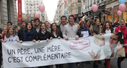 Les opposants au mariage gay participent &agrave; leur mani&egrave;re &agrave; la F&ecirc;te des Lumi&egrave;res