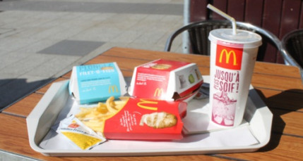 Il tente de partir d’un Mc Do avec du papier toilette Il tente de partir d’un Mc Do avec du papier toilette