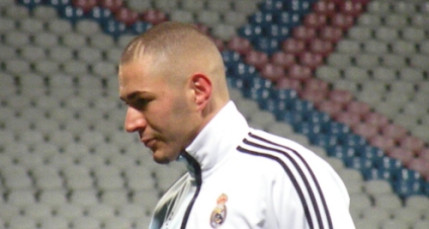 Karim Benzema opéré mardi d’un kyste au genou à Lyon Karim Benzema opéré mardi d’un kyste au genou à Lyon
