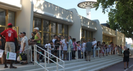 Baigneurs et manifestants au rendez-vous pour l&rsquo;ouverture de la piscine du Rh&ocirc;ne