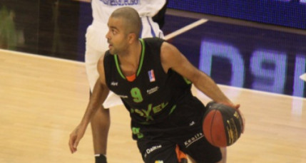 Tony Parker félicite Renaud Lavillenie pour son record du monde Tony Parker félicite Renaud Lavillenie pour son record du monde