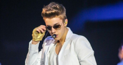 Justin Bieber : Une fan lui jette son soutien-gorge sur scène ! Justin Bieber : Une fan lui jette son soutien-gorge sur scène !