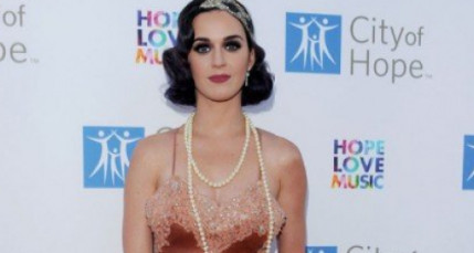 Katy Perry tente la robe sans soutien-gorge ...