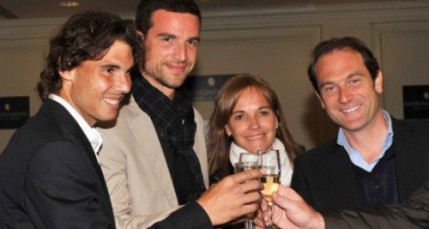 Rafael Nadal : il sort le costume pour fêter sa 7ème victoire à Roland-Garros avec tout son clan !