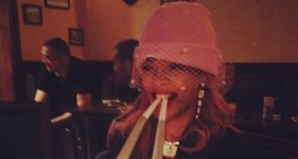 Rihanna goûte aux spécialités locales d’Amsterdam ! Rihanna goûte aux spécialités locales d’Amsterdam !