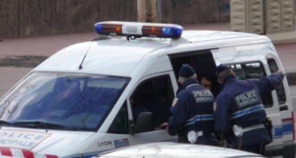 Suite à un différend familial, il dégrade le mobilier de sa maison et menace des policiers avec un bâton Suite à un différend familial, il dégrade le mobilier de sa maison et menace des policiers avec un bâton