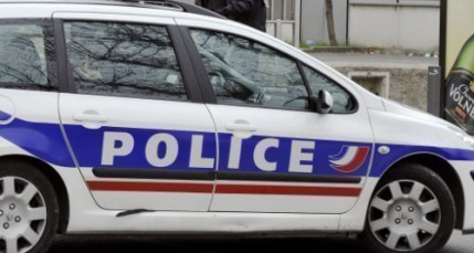 Ils frappent des policiers venus les expulser