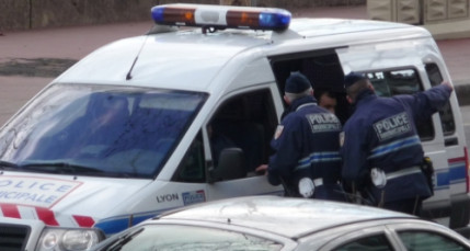 Lyon : il entre par effraction dans un collège et vole un hélicoptère téléguidé Lyon : il entre par effraction dans un collège et vole un hélicoptère téléguidé