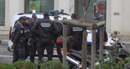 Deux jeunes interpellés en possession de sacs remplis de paquets de cigarettes Deux jeunes interpellés en possession de sacs remplis de paquets de cigarettes