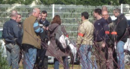 Ils se débarrassent d’un pistolet à la vue des policiers Ils se débarrassent d’un pistolet à la vue des policiers