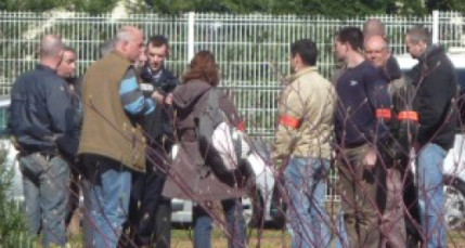 Arm&eacute; de deux couteaux, il met le feu &agrave; sa chambre et attend les policiers