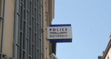 Un suspect avoue avoir mis le feu à une voiture à Villeurbanne Un suspect avoue avoir mis le feu à une voiture à Villeurbanne