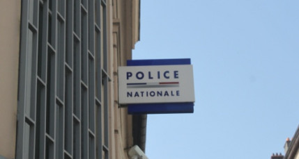 Lyon : sous la menace d’un couteau, il lui fait retirer plus de 500 euros Lyon : sous la menace d’un couteau, il lui fait retirer plus de 500 euros