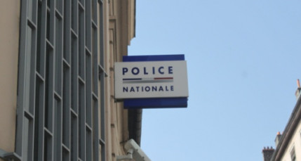 Excédé par l’attente au commissariat, il frappe les policiers Excédé par l’attente au commissariat, il frappe les policiers