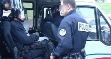 Lyon : le mineur qui avait foncé sur des policiers a été écroué Lyon : le mineur qui avait foncé sur des policiers a été écroué